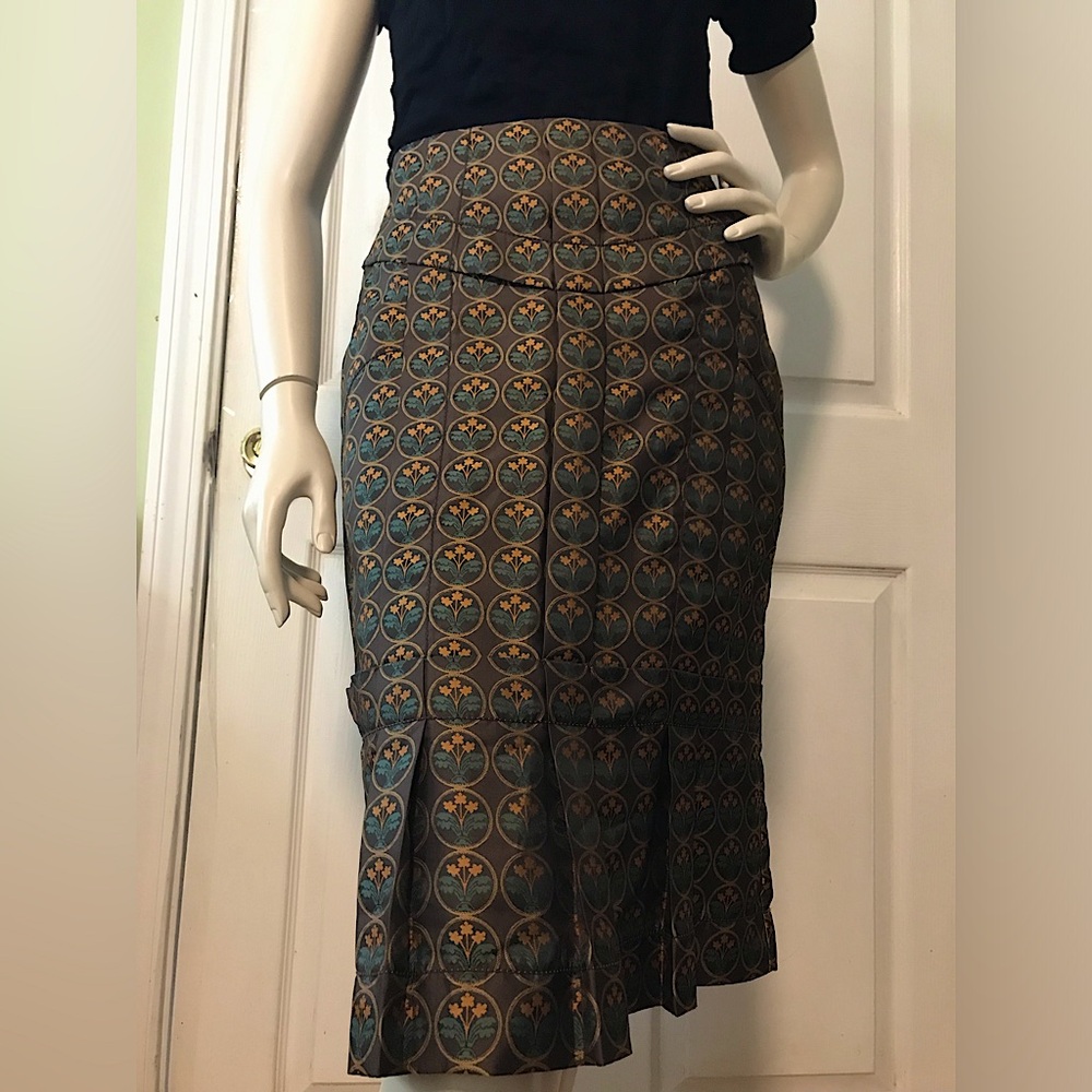 Leon Max tailored pencil skirt.